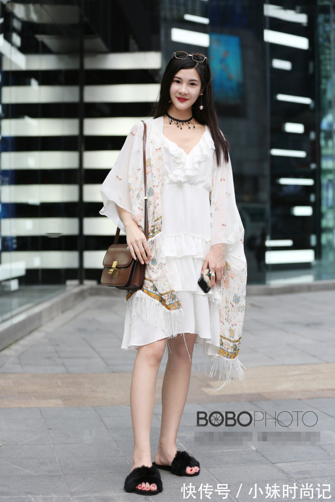 街拍 重庆街拍,彩虹条纹毛衫裙搭配牛仔裤,女人味十足!