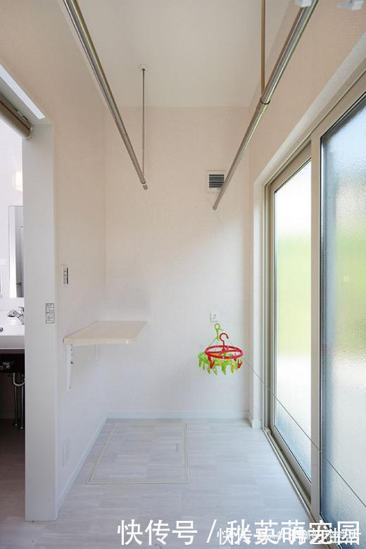 晾衣杆|国内阳台晒满衣服，家里来人太尴尬！不如学国外隔个洗衣房，好用