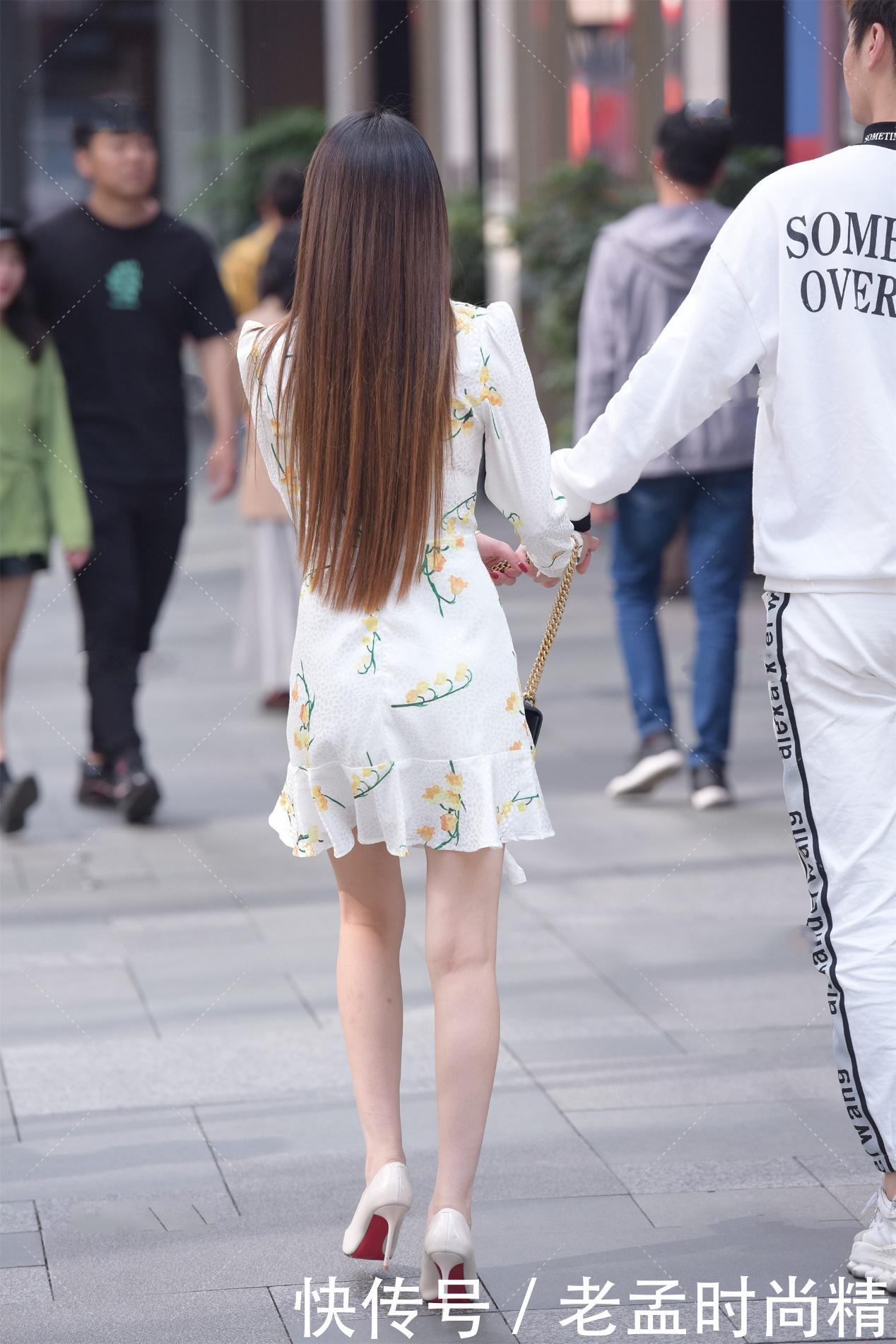 条裙子|街拍:平肩的裙子穿上气场很强大, 白色碎花的这种裙子穿上显高级