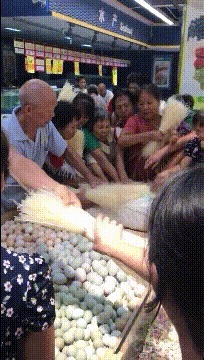 |搞笑GIF:妹子没钱买鞋子了,这样将就着穿看着都难受