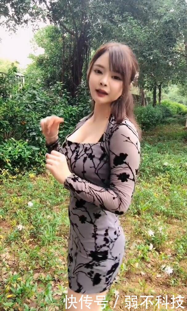 街拍连衣裙小姐姐,身材微胖的美女,给人一种不一样的美