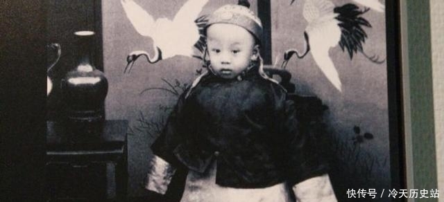 晚年|末代皇帝溥仪晚年回故宫参观,途中撞见一位老人,竟吓得脸色都变了