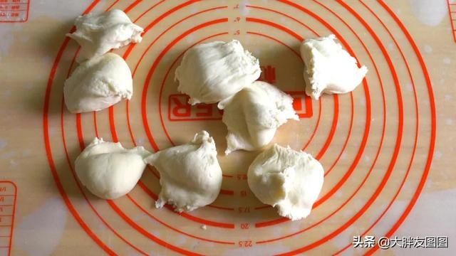水煎包怎么做才好吃？教你煎出薄薄的脆底，皮薄馅大，肉嫩多汁