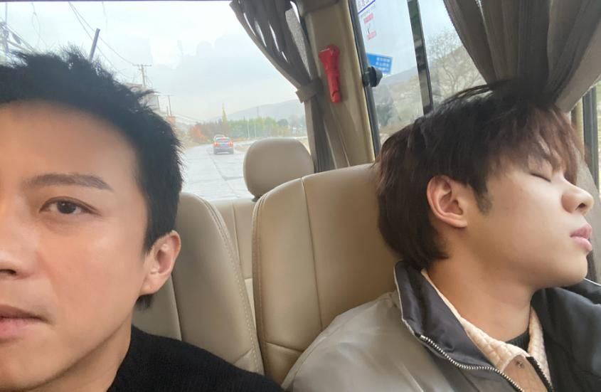 邓超和黄渤在综艺节目中跳舞,模仿力十足。