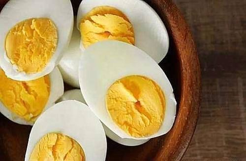 水煮鸡蛋|早上吃煮鸡蛋,很多人其实都吃错了!这2大“误区”请您坚决避免