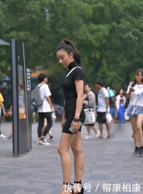 好处|街拍:皮肤黑有黑的好处,美女身材还是很棒的