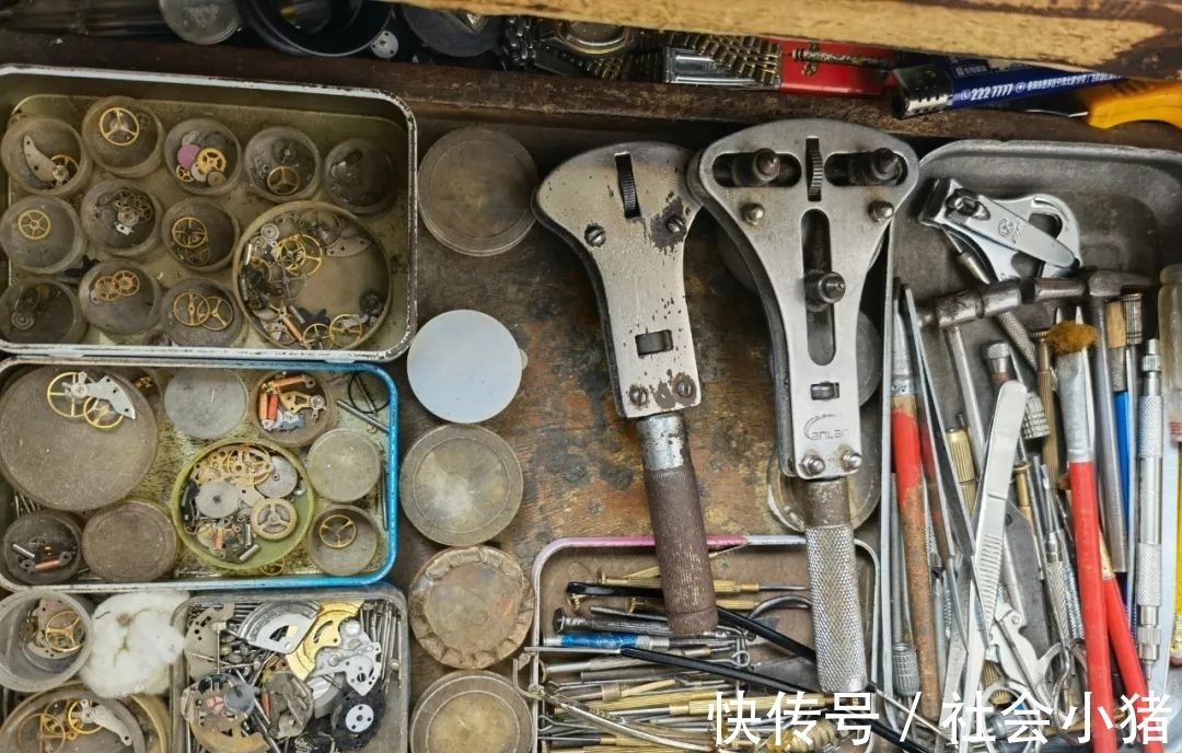 修表匠 墨江:修表匠 “嘀嗒”声中“修复”旧时光