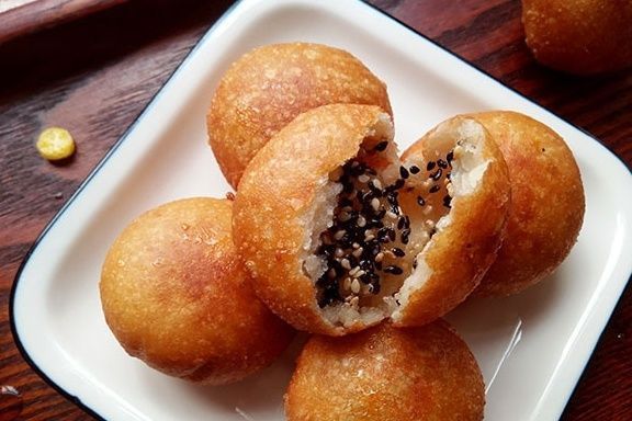 入秋后,儿子总喊我做它,烫点面粉就能做,外脆内甜,个个鼓大泡