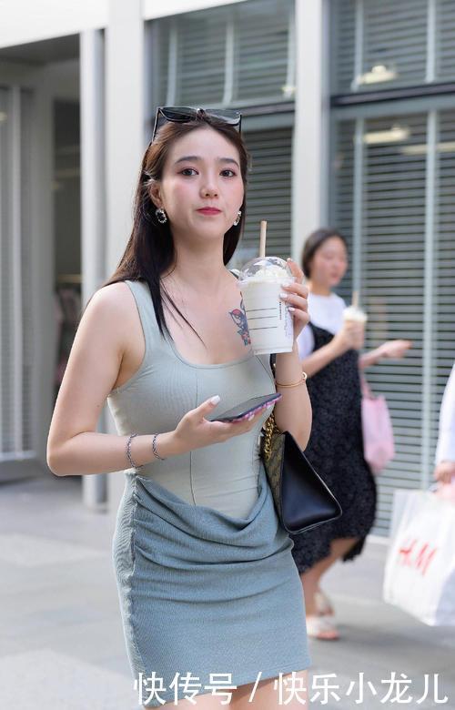 微胖美女性感迷人,黑色上衣搭配紧身皮裤,大气十足