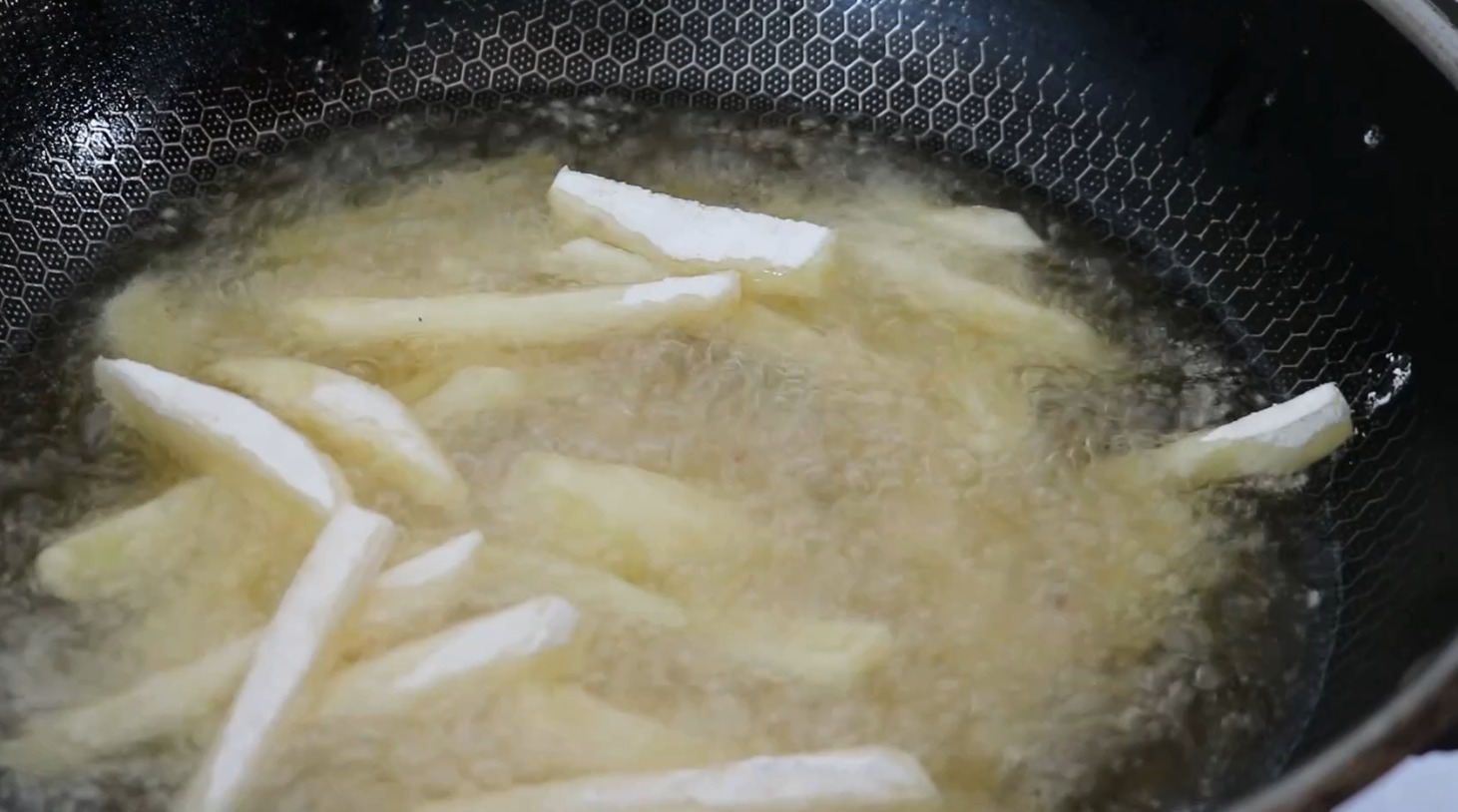 土豆切成条放冰箱里，太厉害了，老保姆拿手绝活，比外面买的香