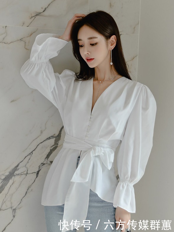 孙允珠|孙允珠时尚穿搭白纯色上衣,显得貌美肤白
