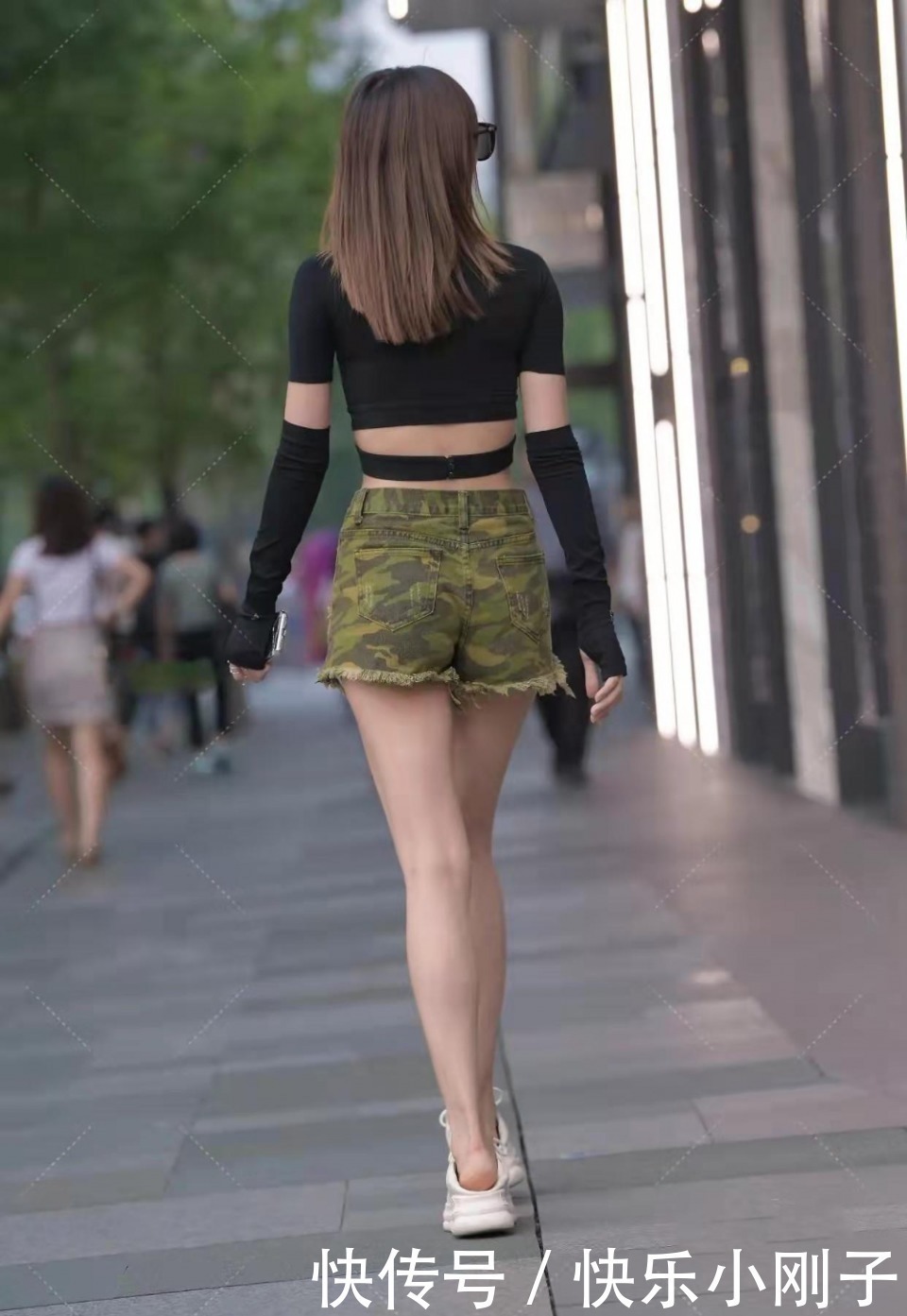 黑色t恤|迷彩色牛仔短裤搭配黑色T恤,不仅潇洒帅气,还非常显瘦显高
