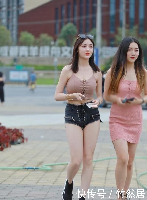 街拍:简单而又性感的吊带背心搭配牛仔短裤,很有干净少女的气质