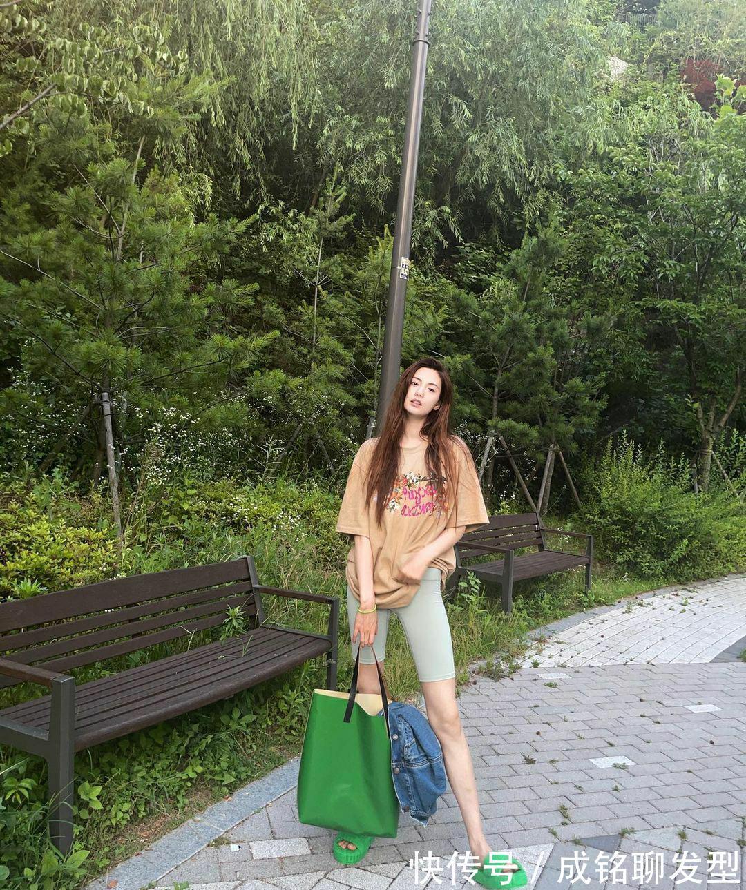 t恤|简约又显嫩的长款T恤穿搭,清爽随意不失时尚,今夏流行这样穿