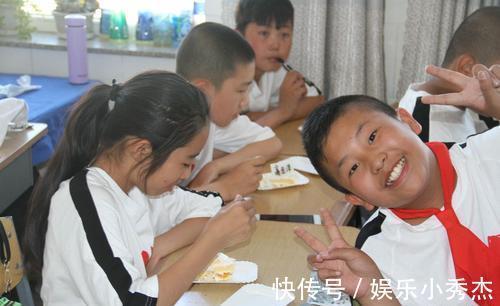 老师|小学生打油诗《老师上厕所》，老师看后无奈辩解：别瞎说那不是我