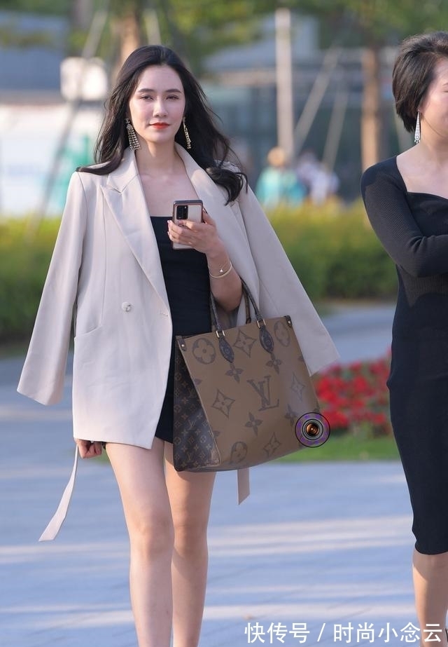气质|秋末冬初穿裙子，搭配西装外套和短靴，时髦又显职业女性气质
