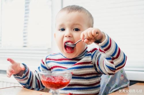 满月宝宝戴五只金戒指,玩着玩着误吞一只,家长这么不走心?