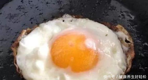 大厨说荷包蛋想煎“漂亮”,别直接下锅!多加2步鸡蛋又圆又嫩