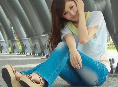 紧身裤|小姐姐穿上牛仔裤,展现自然随性的穿衣风格,让人流连忘返!