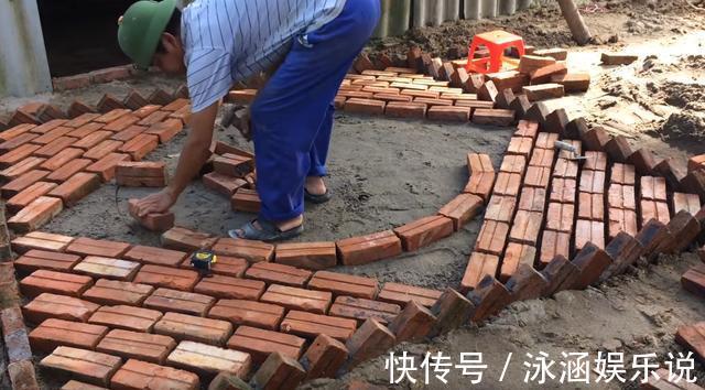 院子|老爸在家闲不住,用红砖铺院子,拼花效果比大理石还好看耐用