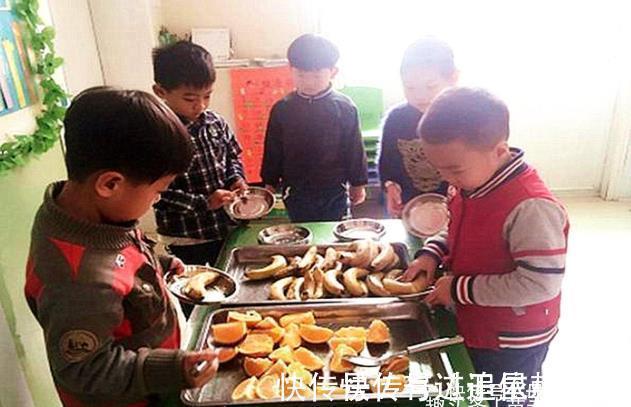 香蕉|一根香蕉分三段,幼儿园分水果遭质疑,3000托费吃不起一根香蕉?