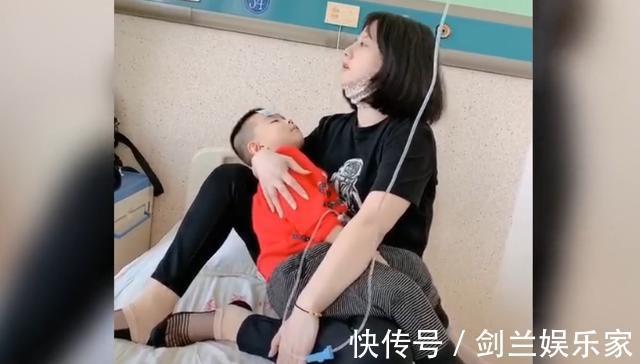 二胎|外甥生病了,小姨抱着孩子打点滴,网友必须得要二胎了