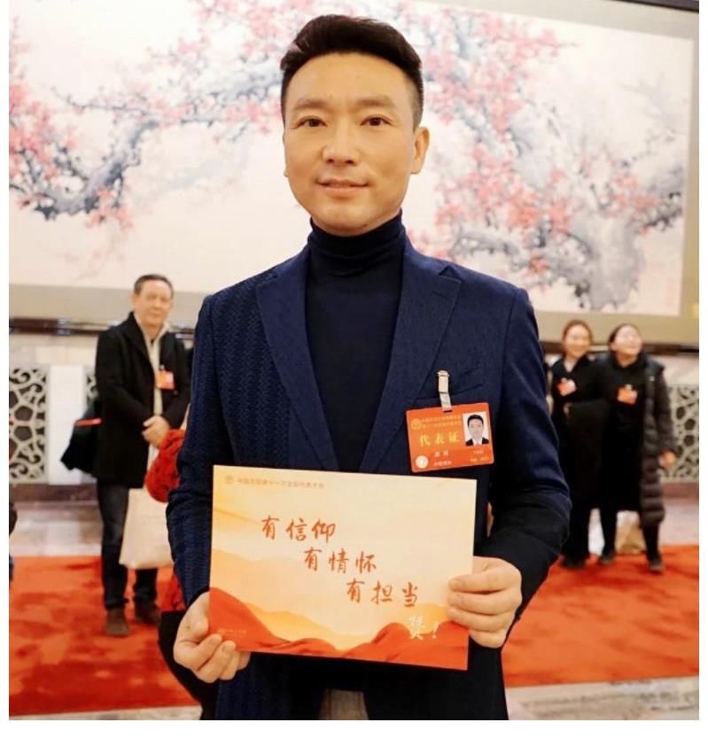 文代会结束，央视主持人进行大合照，同框还有两位人气演员