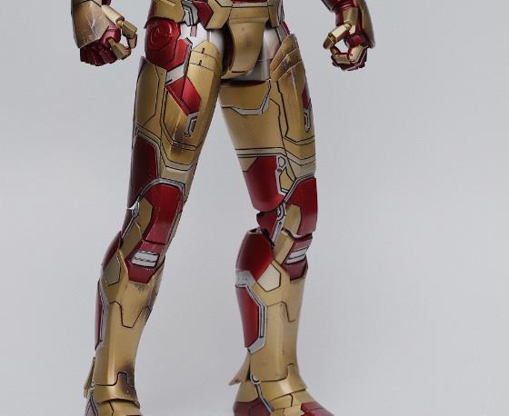 火烧|粉丝晒钢铁侠战损MK47手办,伤口宛如火烧,网友烟熏好评