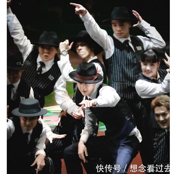 《街舞》总决赛直播：王一博穿成“上海滩”，坐在台下小动作不断