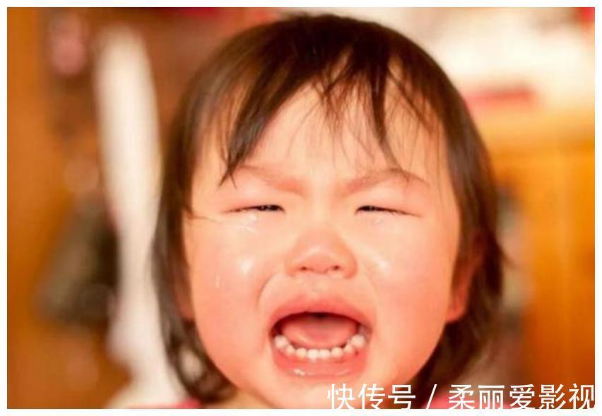 生理盐水|儿子误把502胶水滴进眼里,爸爸一举动救了娃,医生:干得漂亮