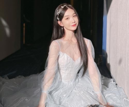 太尴尬!徐梦洁穿郑爽1年前礼服还同台,而孟美岐场场高定