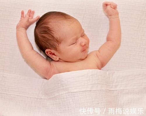 懒腰|宝宝总“伸懒腰”,妈妈不以为然,学医的小姨却十分在意