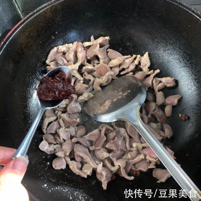 辣炒鸡胗一天不吃就馋，几块钱一斤，特美味