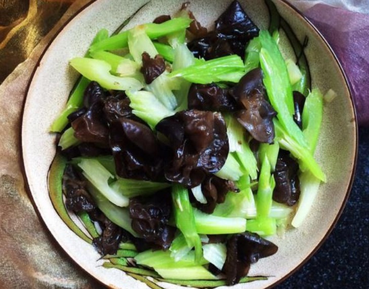 芹菜|天然“刮油菜”找到了,每天炒一盘,排出身体毒素,越吃越瘦