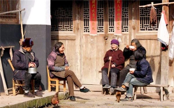 清点|老人77岁去世，生前每天把咸菜当主食，死后6人清点遗产3小时