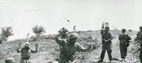 德军|二战时被德军俘虏的盟军士兵，抱着头投降，表情中充满惊恐！