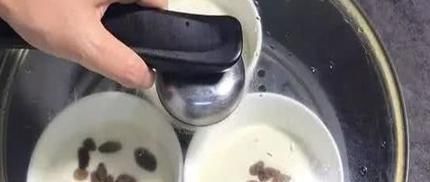 北方人最爱的糕点,搅一搅蒸一蒸,撒上葡萄干,比发糕好吃10倍