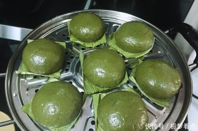 在家用艾草做成的青团美食，南方人很多人都做了，你吃过吗？