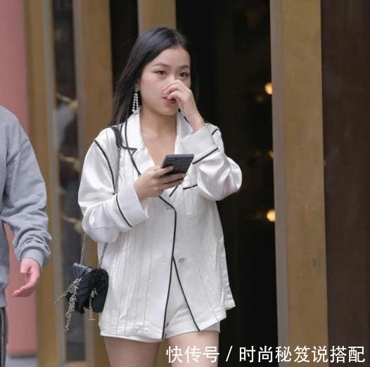 衬衫 美女“睡衣式”衬衫上街，搭配白色短裤，显瘦又时尚！