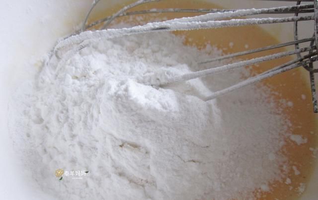 打到直立|原味戚风蛋糕吃腻了,加这2样食材换个新口味,好吃到吃不下饭