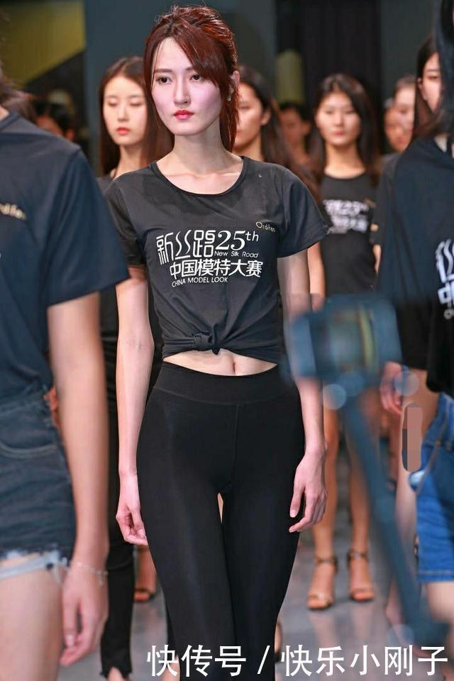 淡色的休闲衫搭配运动瑜伽裤，非常迷人