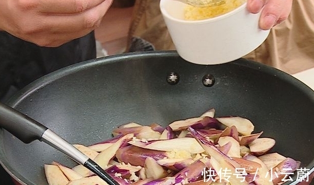 炒茄子|炒茄子时,万万不可直接下锅,多加一步,茄子不吸油还特别香
