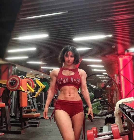 白大褂|青岛辣妈，脱下白大褂，一身腱子肉力量感十足