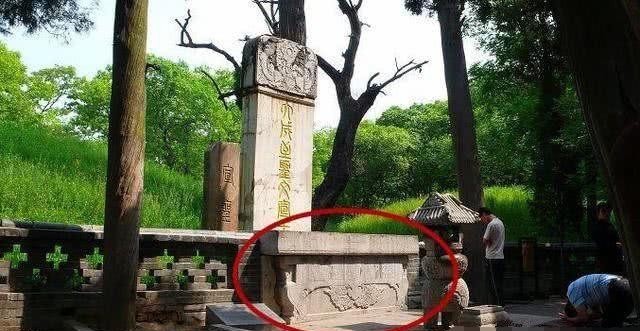文武百官|康熙看到孔子墓不下跪,大臣用布遮住1字,康熙立马心甘情愿下跪磕头!