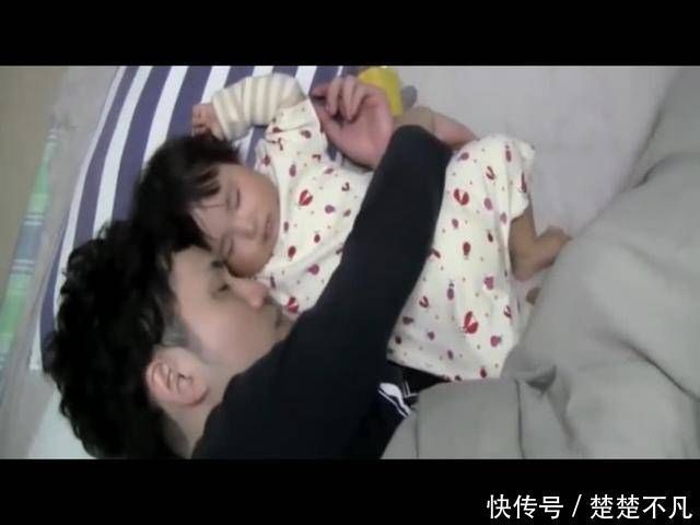 小宝宝|宝宝本想叫爸爸起床,没想到反被爸爸带入睡,这画面让妈妈笑喷了