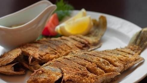 炸鱼时，裹面粉还是裹淀粉？都不对，教你正确方法，外酥里嫩