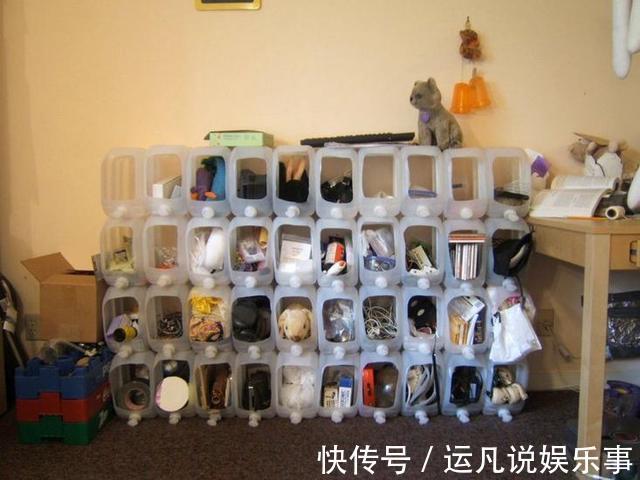 攒了40个塑料桶列成一摞，一格一格当储物柜用，没想到在小区火了
