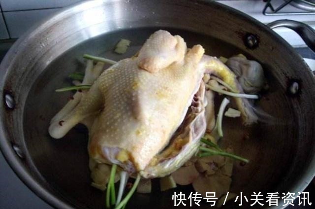白切鸡一煮就老因为你只会傻焯水!多加这一步,鸡肉香嫩入味