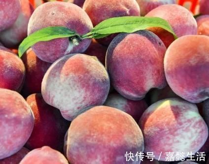 瞬间|教你一种桃子新吃法，冰冰凉凉的，很多人没见过，上桌瞬间被吃光