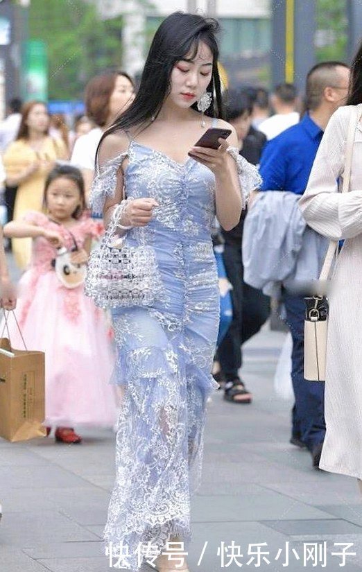 穿搭时尚并非空穴来,使得人们不由自主被吸引眼球